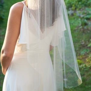 Fingertip length veil